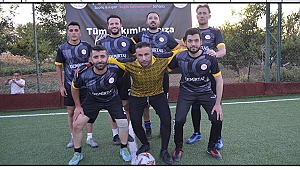 Sağlık Çalışanları Turnuvasında 3-2 kazanan Çivril Devlet Hastanesi Play Off’lara yükseldi.